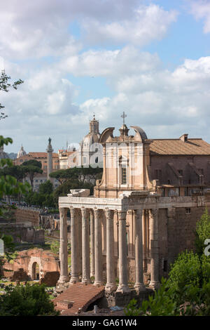 L'antico Tempio di Antonino e Faustina nel Foro Romano e Palatino. Foto Stock