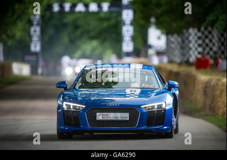 Un Audi R8 V10 più rigidi fino alla collina durante la super car girare al Festival di Goodwood di velocità 2016 Foto Stock