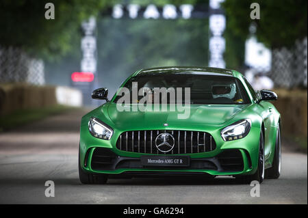 Una Mercedes-Benz AMG GT R rigidi fino alla collina durante la super car girare al Festival di Goodwood di velocità 2016 Foto Stock