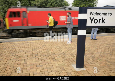 Gli appassionati di rampa la visione di DB Schenker classe 60 loco 60017 presso la stazione di York, UK. Foto Stock