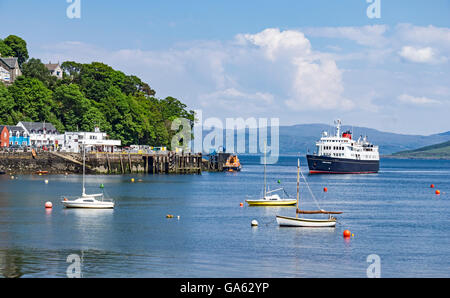 La nave di crociera delle Ebridi Princes avvicinandosi al molo di Tobermory Isle of Mull Scotland Foto Stock