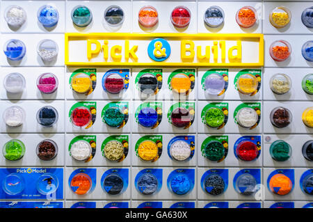 Sezione Pick and Build del negozio Lego, Copenhagen, Danimarca Foto Stock
