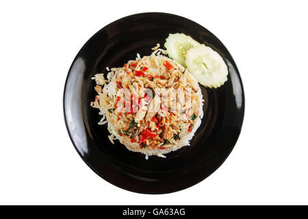 Il riso condito con stir-fried carne di granchio e basilico nel piatto nero su sfondo bianco. Gli oggetti con i tracciati di ritaglio. Foto Stock
