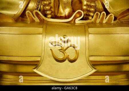 Parola d'oro di lettura indù Om o Aum è simbolo in Devanagari è un sacro suono e una icona spirituale nelle religioni indiane. È anche Foto Stock
