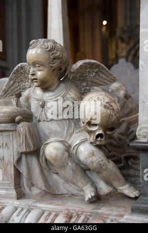 Alata scolpita in marmo cherubino tenendo un cranio in una chiesa in Svezia Foto Stock