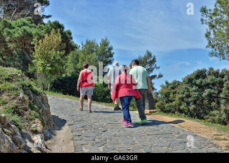 Gruppo di turisti cammina verso la parte superiore del centro medievale della città cittadella storica il 24 maggio 2016 a Tossa de Mar, Spagna Foto Stock