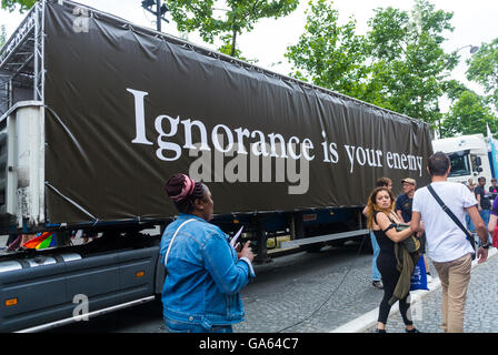 Parigi, Francia, French Gay Pride, attivismo LGBT, Act Up Paris Truck with AIDS slogan 'Ignance is your Enemy' AIDS poster, firma, campagna pubblicitaria, attivismo Queer, campagna hiv, epidemia e peste francia Foto Stock