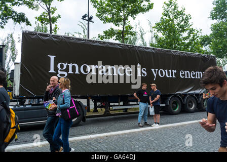 Parigi, Francia, Gay Pride francese, attivismo LGBT, Act Up-Paris Truck con slogan anti AIDS su strada 'l'ignoranza è la tua Enemy' agire su poster Foto Stock