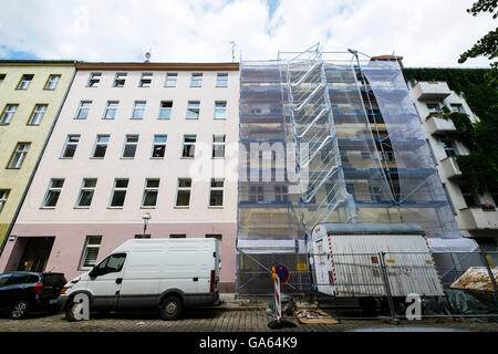 Appartamento in edificio ristrutturato nel prossimo quartiere Neukolln Berlino Germania Foto Stock