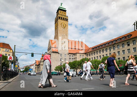 Vista lungo la Karl Marx Strasse verso Rathaus o town hall nel quartiere Neukolln Berlino Germania Foto Stock