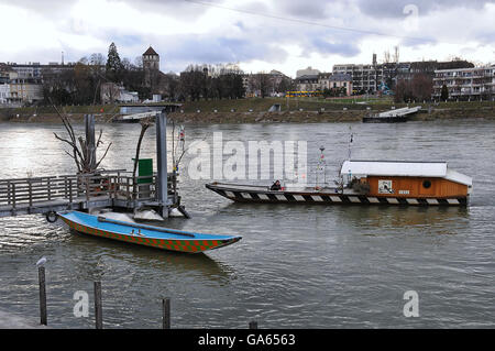 Basilea, il fiume Reno, Ferry Pier con traghetto "Ueli" Foto Stock