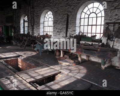 Tradizionalmente dotata di motore a vapore capannone e workshop presso la Beamish museo all'aperto vicino a Durham, Inghilterra Foto Stock