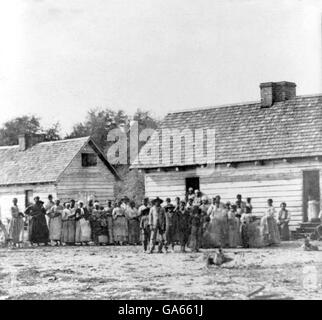 La schiavitù, STATI UNITI D'AMERICA. Grande gruppo di schiavi in piedi di fronte agli edifici su Smith, piantagione di Beaufort, Carolina del Sud. Foto di Timothy O'Sullivan, c.1862. Foto Stock