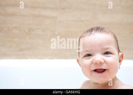 9 mesi baby boy divertirsi nella vasca da bagno Foto Stock