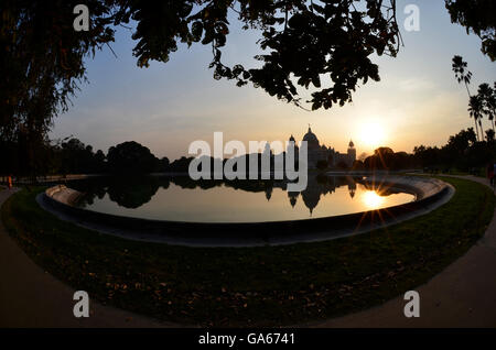 Victoria Memorial Hall e al suo adiacente giardino paesaggistico, Calcutta, West Bengal, India Foto Stock