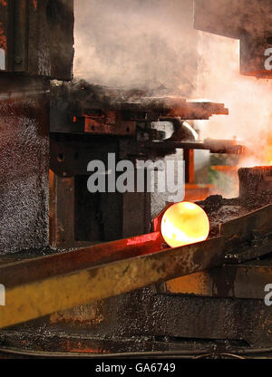Caldo automatica mediante processo di stampaggio delle sfere di macinazione della billetta rotondo Foto Stock