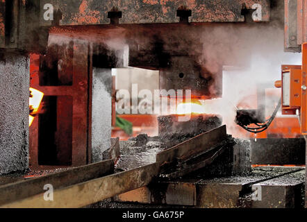 Caldo automatica mediante processo di stampaggio delle sfere di macinazione della billetta rotondo Foto Stock