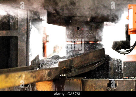 Caldo automatica mediante processo di stampaggio delle sfere di macinazione della billetta rotondo Foto Stock