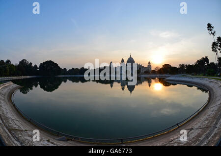 Victoria Memorial Hall e al suo adiacente giardino paesaggistico, Calcutta, West Bengal, India Foto Stock