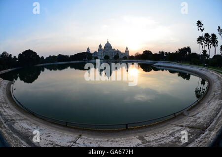 Victoria Memorial Hall e al suo adiacente giardino paesaggistico, Calcutta, West Bengal, India Foto Stock