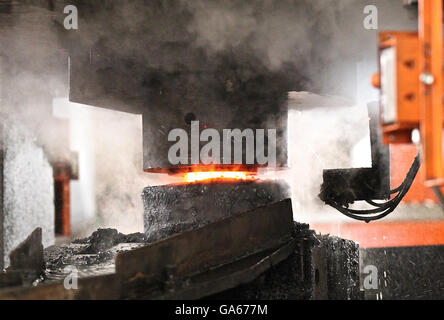 Caldo automatica mediante processo di stampaggio delle sfere di macinazione della billetta rotondo Foto Stock