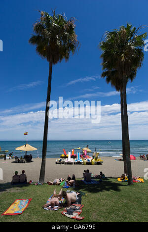 Vacanze relax su una spiaggia di Torremolinos, Andalusia, Costa del Sol, Spagna Foto Stock