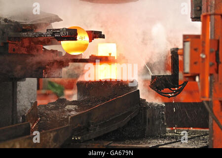 Caldo automatica mediante processo di stampaggio delle sfere di macinazione della billetta rotondo Foto Stock