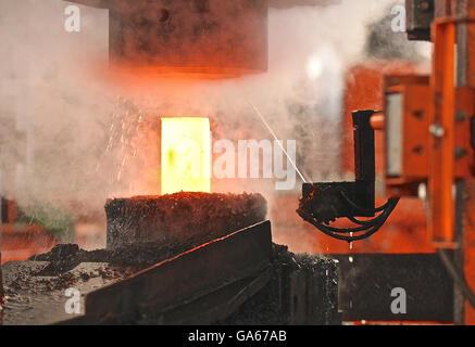 Caldo automatica mediante processo di stampaggio delle sfere di macinazione della billetta rotondo Foto Stock