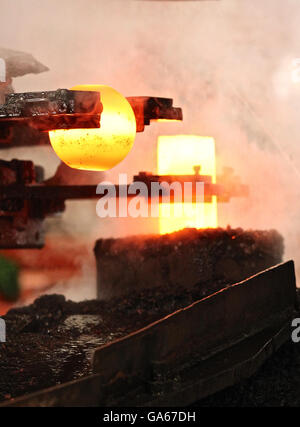 Caldo automatica mediante processo di stampaggio delle sfere di macinazione della billetta rotondo Foto Stock