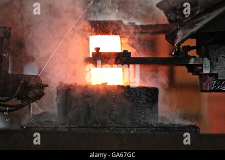 Caldo automatica mediante processo di stampaggio delle sfere di macinazione della billetta rotondo Foto Stock