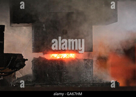 Caldo automatica mediante processo di stampaggio delle sfere di macinazione della billetta rotondo Foto Stock