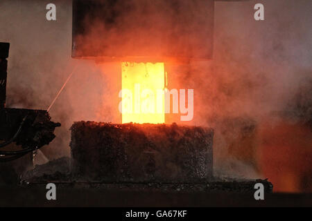 Caldo automatica mediante processo di stampaggio delle sfere di macinazione della billetta rotondo Foto Stock