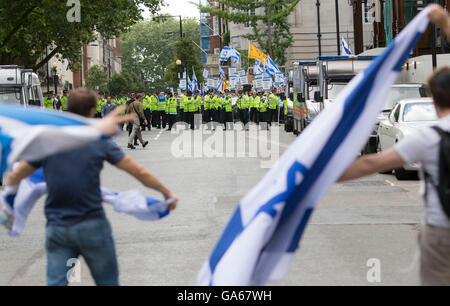 La polizia contengono pro-Israeliano sostenitori come essi contro la protesta contro pro-palestinese sostenitori, come essi prendono parte in un rally nel centro di Londra, per commemorare la Al-Quds giorno, un giorno che è stato segnato in tutto il mondo poiché essendo inaugurato nel 1979 dall Ayatollah Khomeini ha chiesto che l' ultimo venerdì in islamica del mese sacro del Ramadan per essere messo da parte come un giorno per unire contro Israele e che mostra il supporto per i palestinesi. Foto Stock