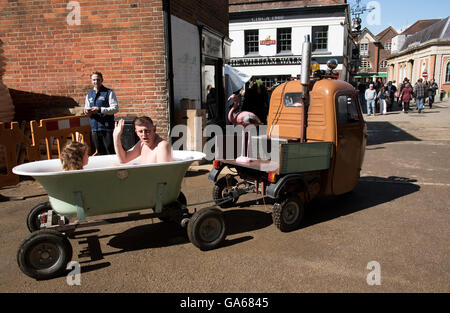 WINCHESTER REGNO UNITO Inghilterra 2016 - Visitatori di Winchester e l'annuale Fiera Hat facendo un giro intorno alla città in una vasca mobile Foto Stock