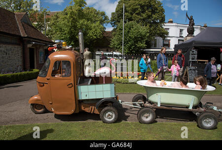 WINCHESTER REGNO UNITO Inghilterra 2016 - Visitatori di Winchester e l'annuale Fiera Hat facendo un giro intorno alla città in una vasca mobile Foto Stock