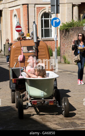 WINCHESTER REGNO UNITO Inghilterra 2016 - Visitatori di Winchester e l'annuale Fiera Hat facendo un giro intorno alla città in una vasca mobile Foto Stock