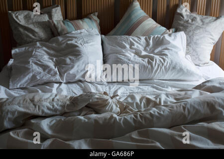 Letto matrimoniale disfatto, con la luce del mattino Foto Stock