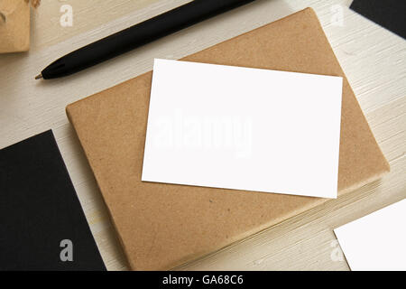 Blanck nero scheda aziendale sulla scrivania con sfondo a strisce Foto Stock