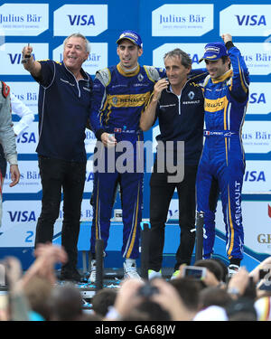 Renault e.dighe Senior manager Jean-Paul Driot (sinistra), Sebastien Buemi (seconda a sinistra), Manager Alain Prost (seconda a destra) e il conducente Nicolas Prost (destra) celebrare dopo la vittoria del team e piloti del campionato per il 2016 durante il round dieci della FIA Formula e campionato a Battersea Park, Londra. Foto Stock