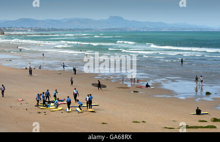 Surfers scuola di surf lezione con la tavola da surf a Biarritz Francia Foto Stock