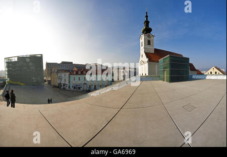 Ars Electronica Center e Uhrfahr chiesa parrocchiale a Linz, Austria superiore, Austria, Europa Foto Stock