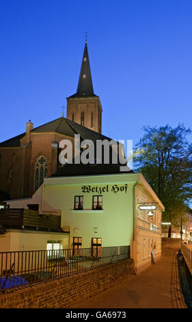 Pub Wetzelhof oscurato da San Benedetto la chiesa, Heerdt, Duesseldorf, nella Renania settentrionale-Vestfalia Foto Stock