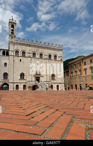 Palazzo dei Consoli, Piazza Grande, il centro storico, Gubbio in Umbria, Italia Foto Stock