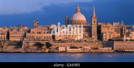 Vista da Sliema a La Valletta in serata, Malta, Europa Foto Stock