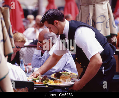 Cameriere in un coffe house in Piazza della Repubblica, La Valletta, Malta, Europa Foto Stock