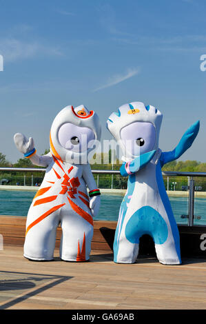 Wenlock e Mandeville, il London 2012 mascotte in apertura del Bianco Centro di acqua a Waltham Abbey, Inghilterra Foto Stock