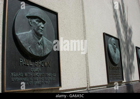 Ohio, Cleveland. Cleveland Browns Stadium aka prima energia Stadium. Monumento parete con la famosa Cleveland i membri del team, Paul Brown Foto Stock