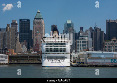 New York New York City Manhattan. Norwegian Cruise Line nave, norvegese Gem, ancorata nei pressi del Molo 88. Foto Stock