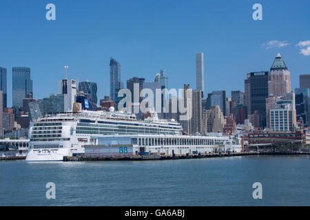 New York New York City Manhattan. Norwegian Cruise Line nave, norvegese Gem, ancorata nei pressi del Molo 88. Foto Stock