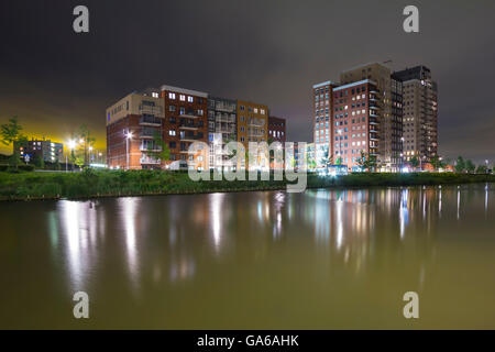 Vista su acqua per appartamenti residenziali 'de Elementen' durante la notte nei pressi del heemkanaal al Suburban Oosterheem, Zoetermeer, t Foto Stock